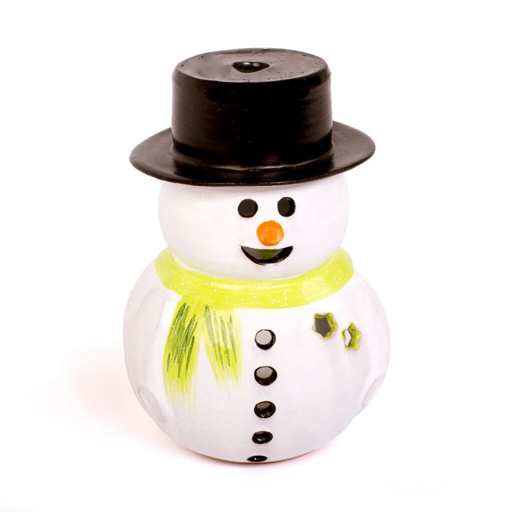 Schneemann mit schwarzen Hut und grünen Schal