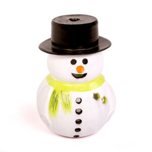 Schneemann mit schwarzen Hut und grünen Schal