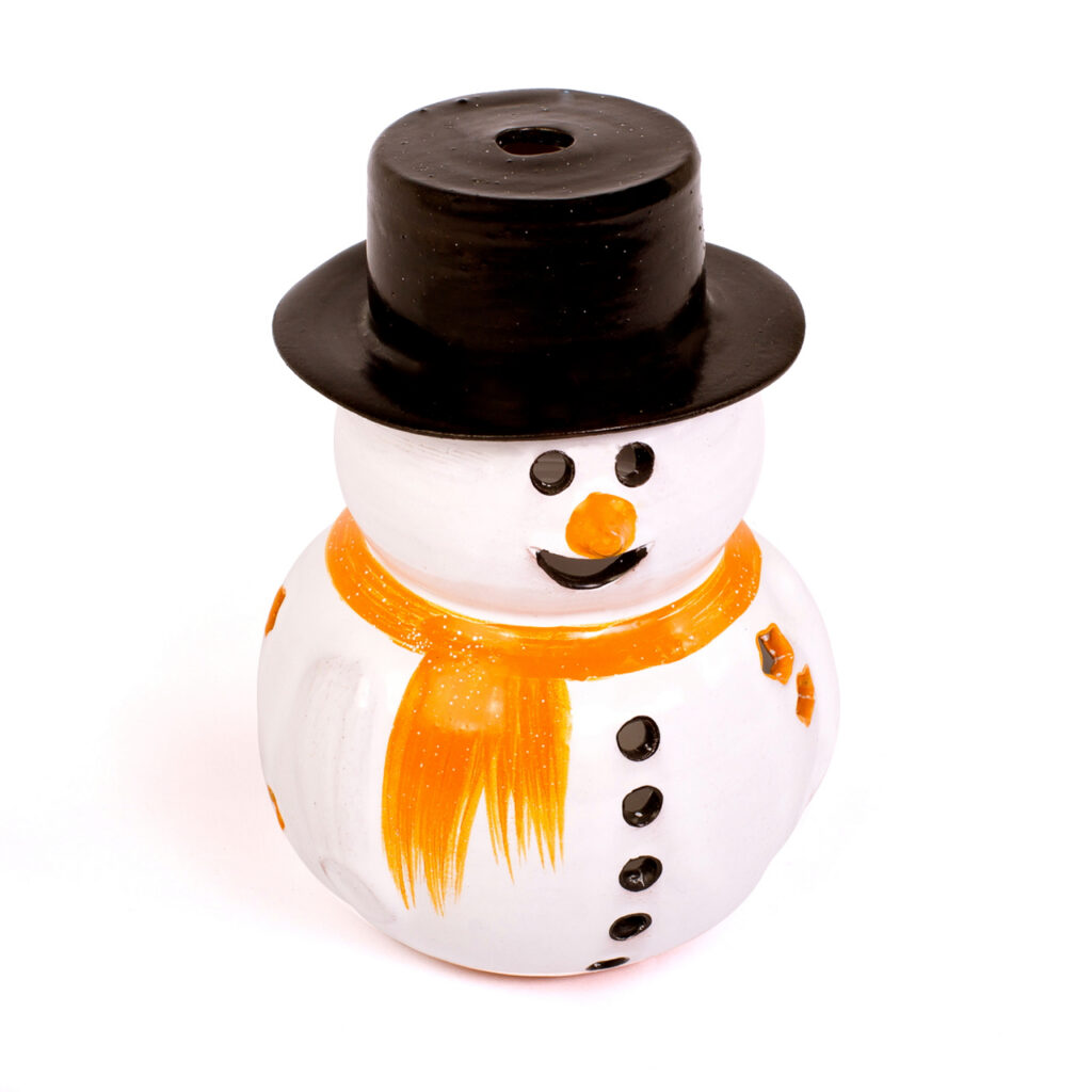 Schneemann mit schwarzen Hut und orangen Schal