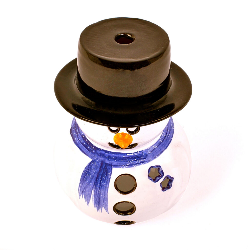 Schneemann groß mit schwarzen Hut und blauen Schal